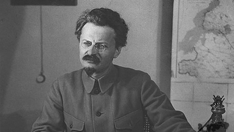 12 ноября 1927 года был выслан за пределы СССР - Лев Троцкий